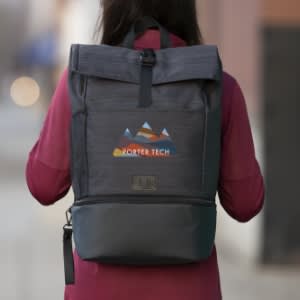 A women wearing a backbag image